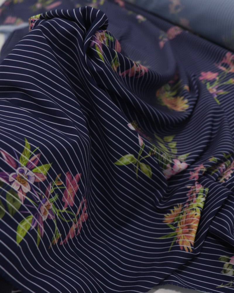 Tecido Crepe Salinas Buquê Floral em Risca de Giz Branco e Azul Marinho