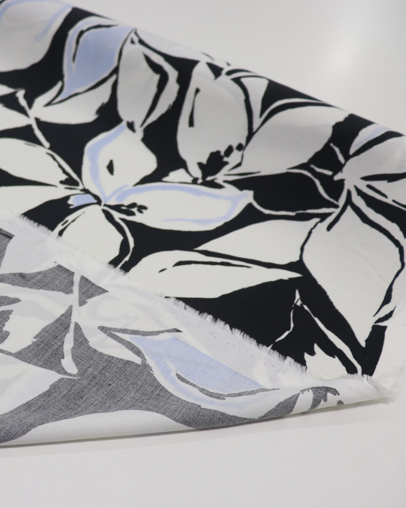 Tecido Viscose Italiano Macro Tapete Floral Azul, Branco e Preto