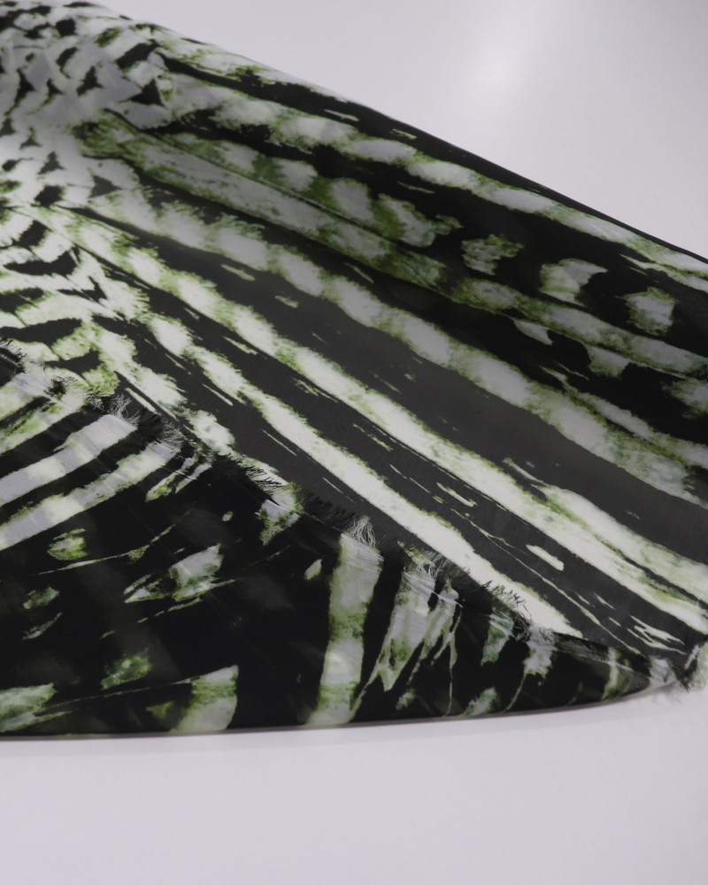 Tecido Crepe Chiffon Estampa Abstrata Branco e Tons de Verde
