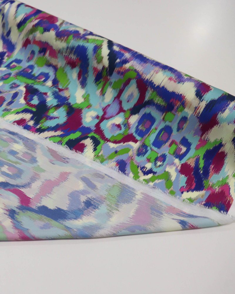 Tecido Crepe Silk Italiano Estampa Étnica Colorido e Creme