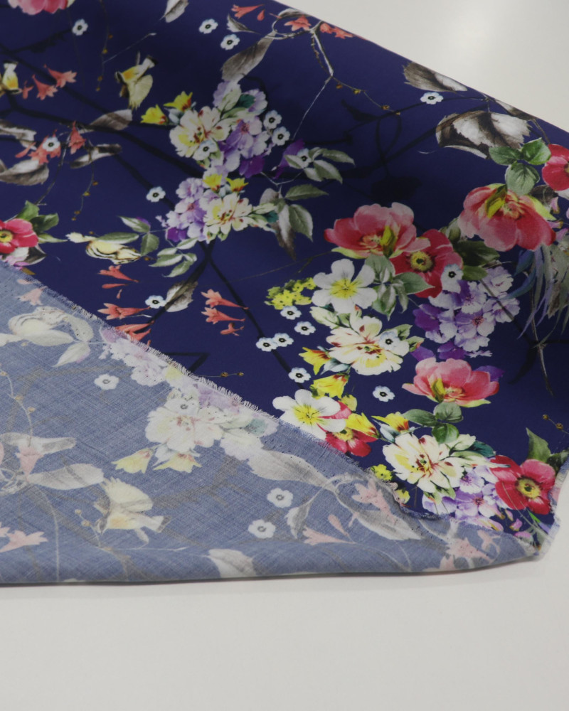 Tecido Viscose Flores e Pássaros Colorido e Azul marinho