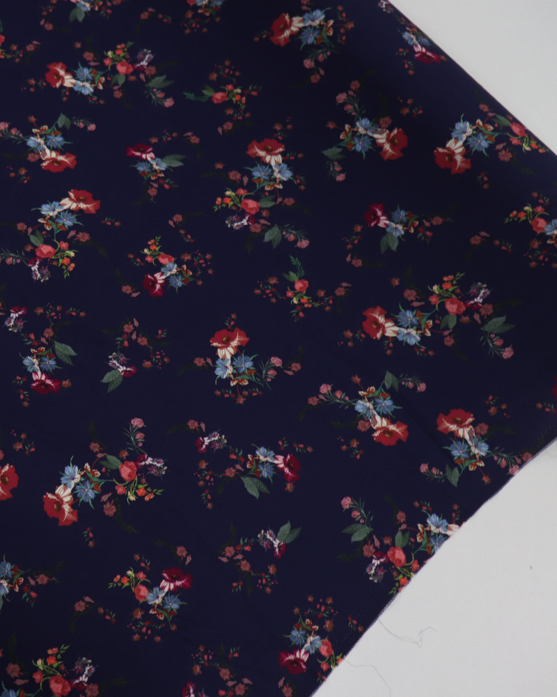 Tecido Viscose Texturizada Buquê Floral Colorido e Azul Marinho