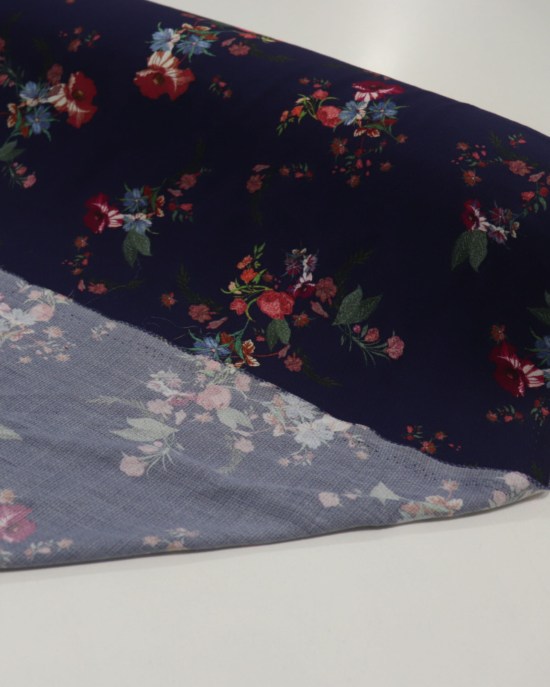 Tecido Viscose Texturizada Buquê Floral Colorido e Azul Marinho