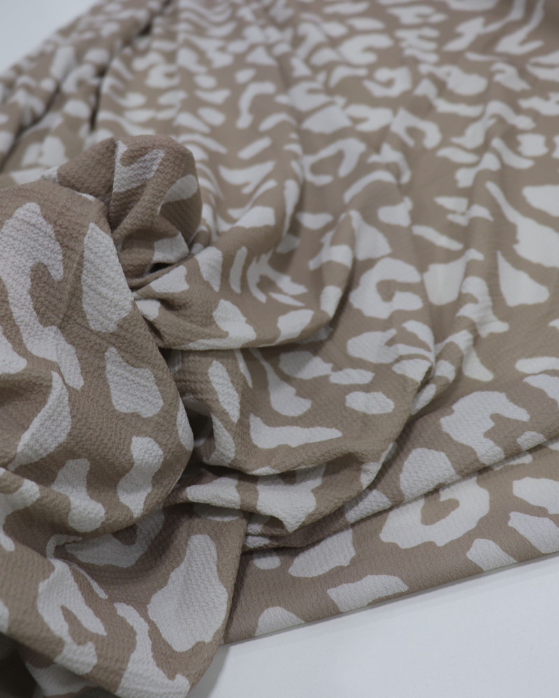 Tecido Crepe Bubble Animal Print Offwhite e Bege