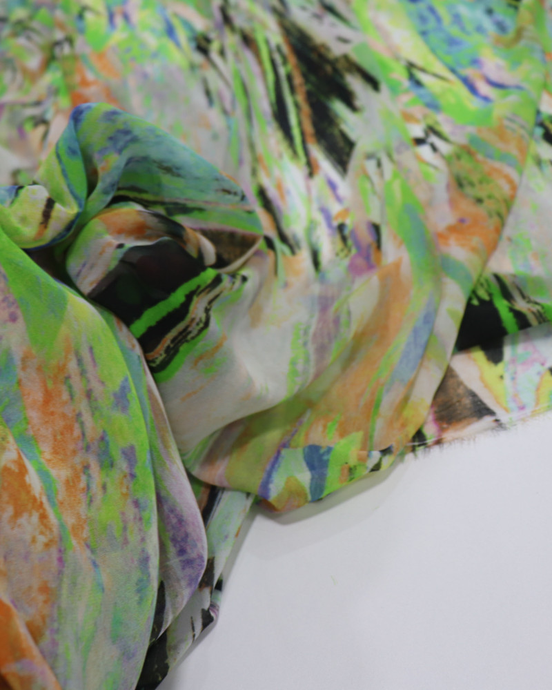 Tecido Crepe Chiffon Pinceladas Abstratas Laranja e Verde