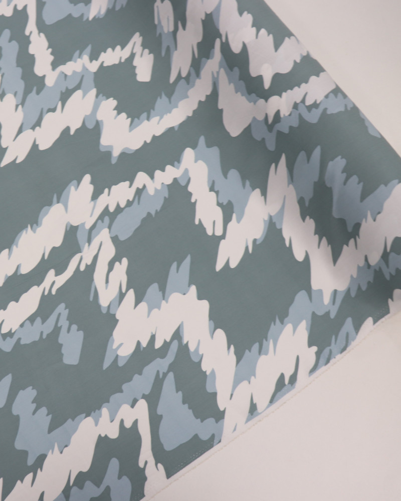 Tecido Viscose Estampa Abstrata Ondulado Sobreposto Branco e Tons Frios