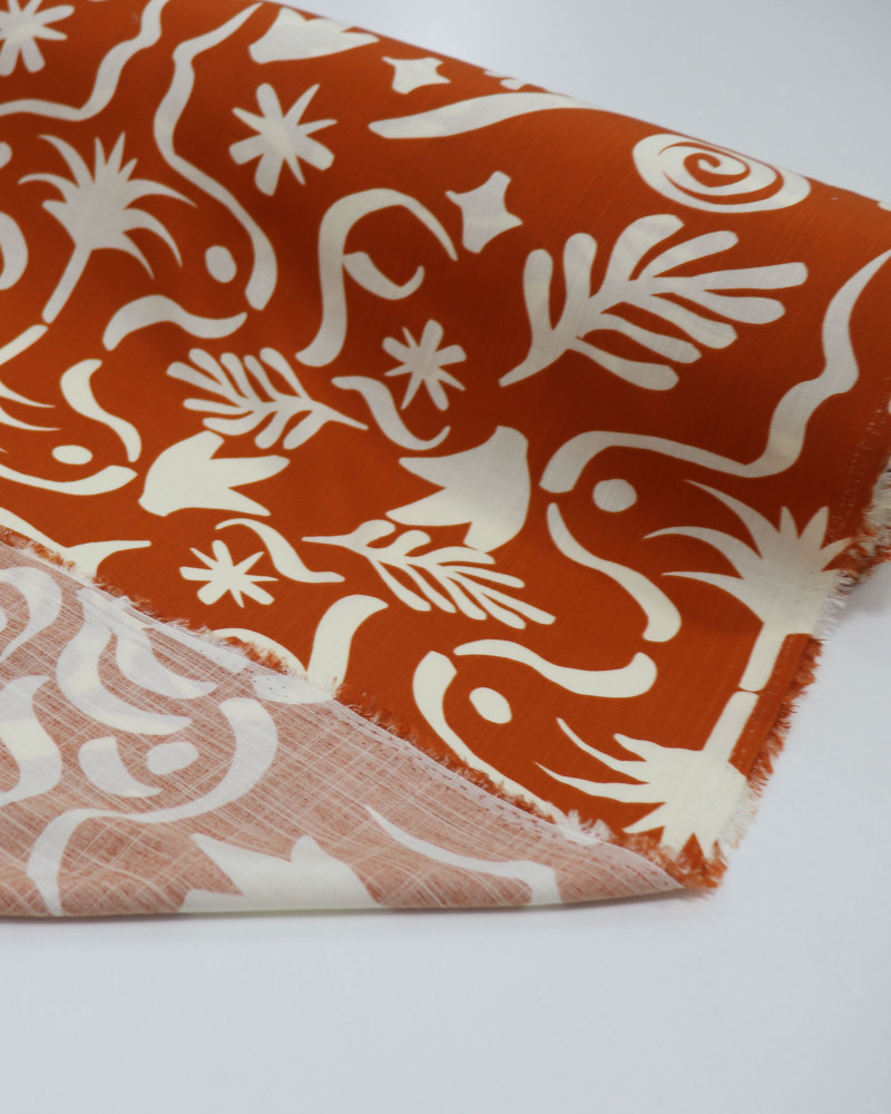 Tecido Viscose Texturizada Folhas e Espirais Ferrugem