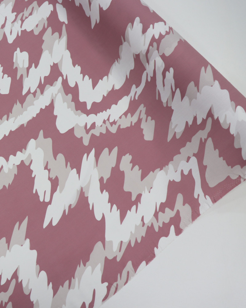 Tecido Viscose Estampa Abstrata Ondulado Sobreposto Branco e Goiaba