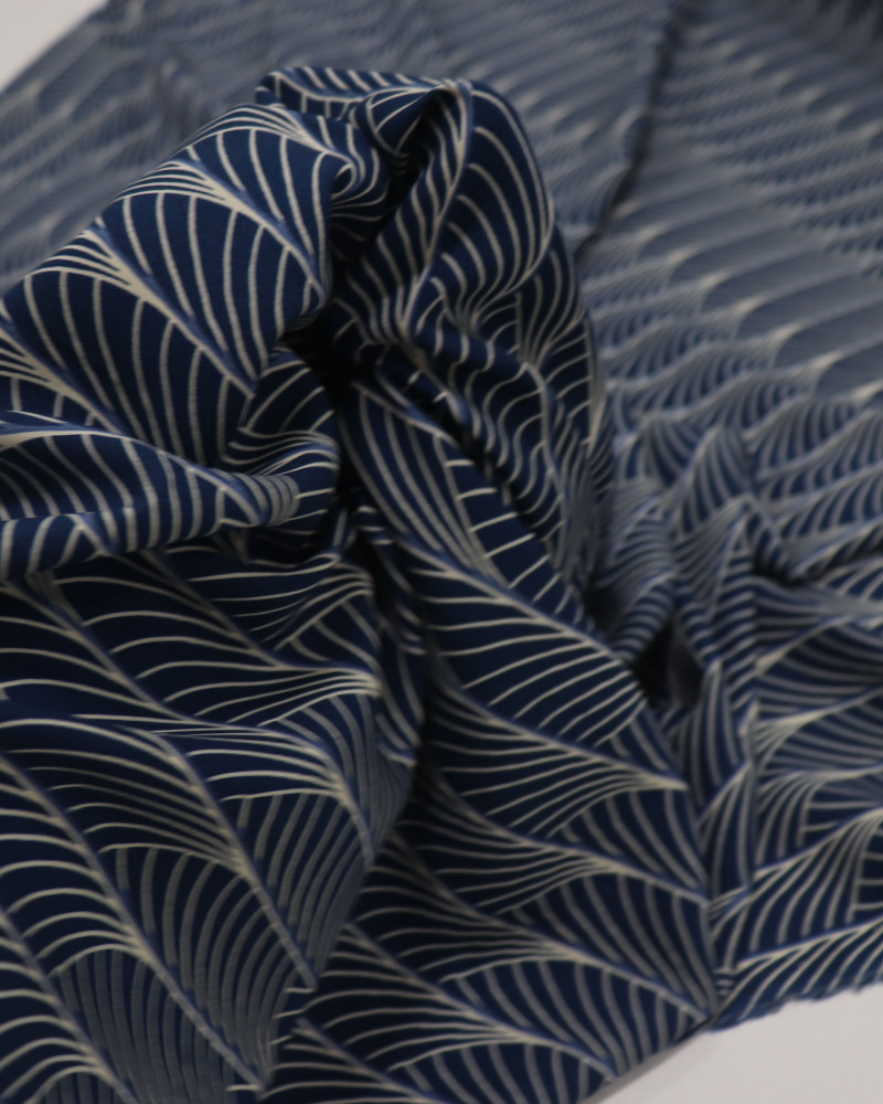 Tecido Viscose Linhas Curvas Creme e Azul Petróleo