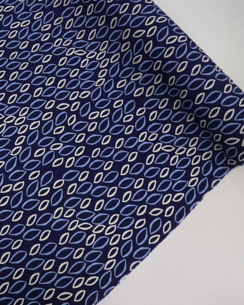 Tecido Viscose Folhas em Rascunho Branco e Tons de Azul