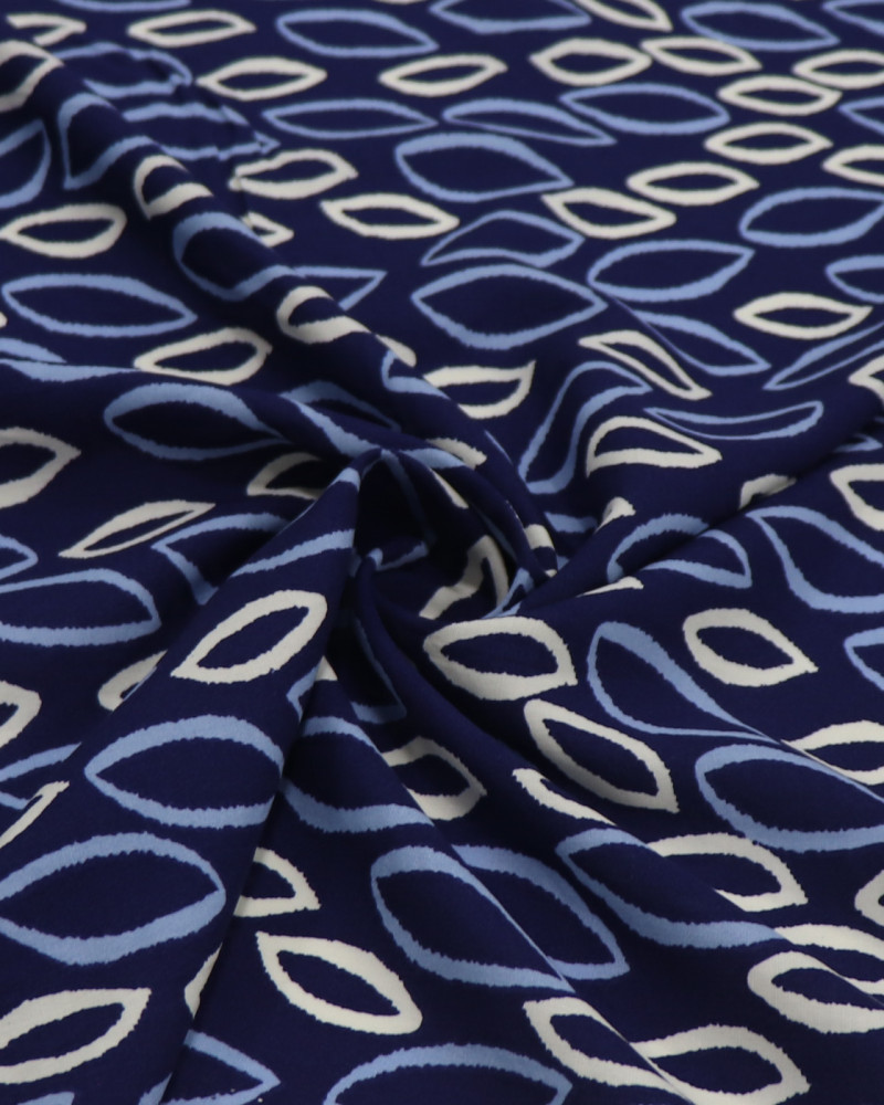 Tecido Viscose Folhas em Rascunho Branco e Tons de Azul