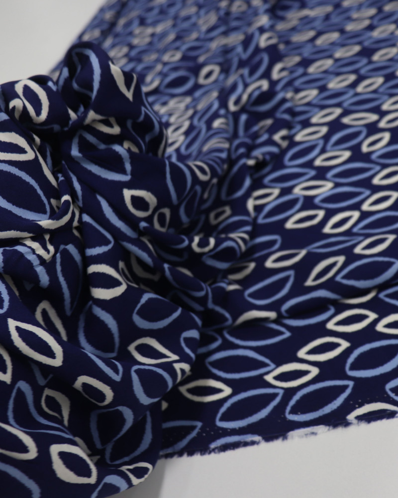 Tecido Viscose Folhas em Rascunho Branco e Tons de Azul