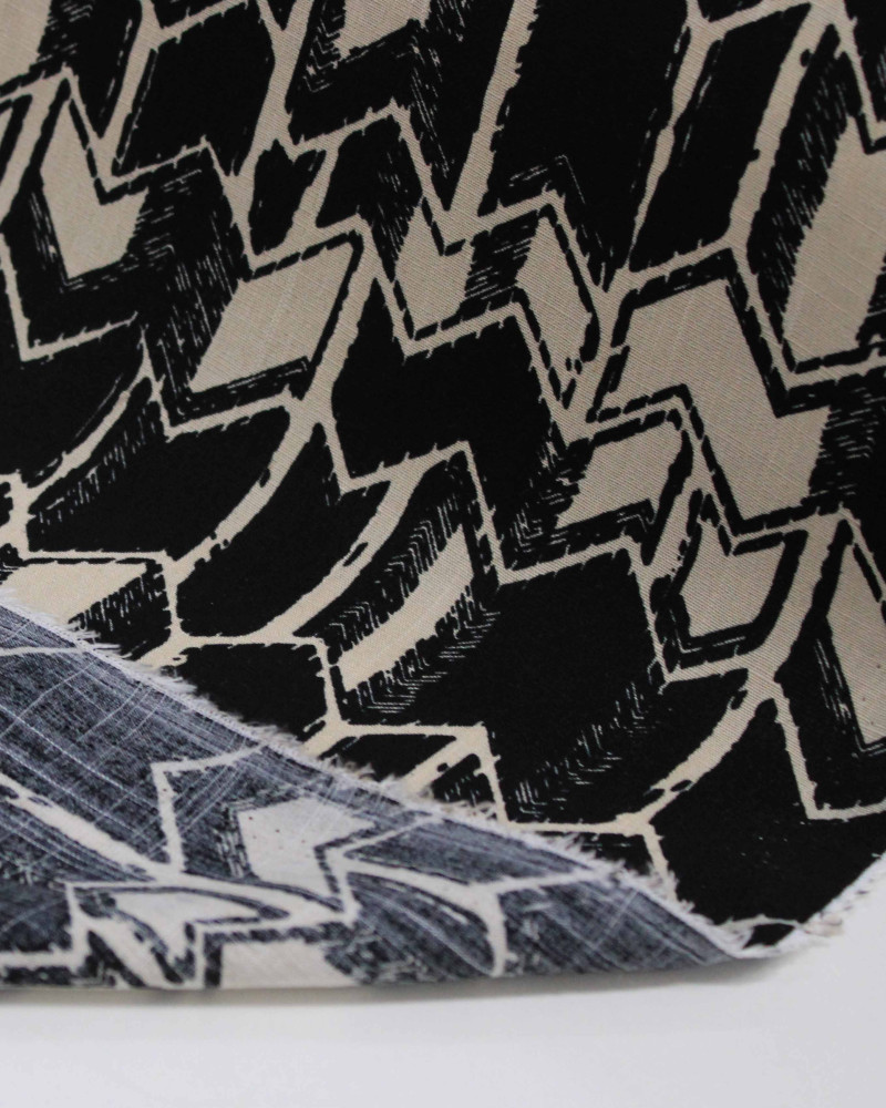Tecido Viscose Texturizada Chevron Irregular Bege e Preto
