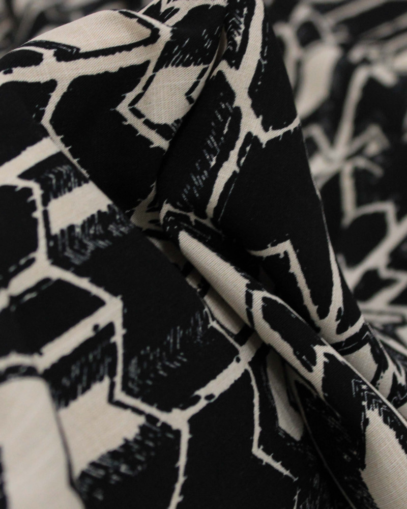 Tecido Viscose Texturizada Chevron Irregular Bege e Preto