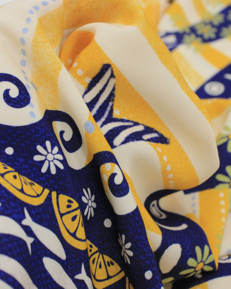 Tecido Viscose Premium Barrado Sardines Estampadas e Listras Verticais Azul, Amarelo e Creme