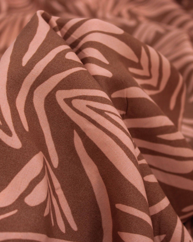 Tecido Viscose Folhagens Abstratas Rosa Chiclete e Marrom