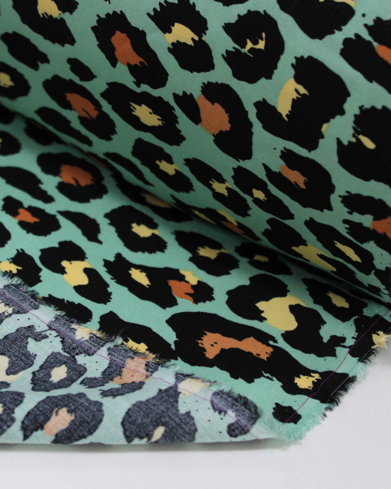 Tecido Viscose Animal Print Clássico Preto e Verde Água