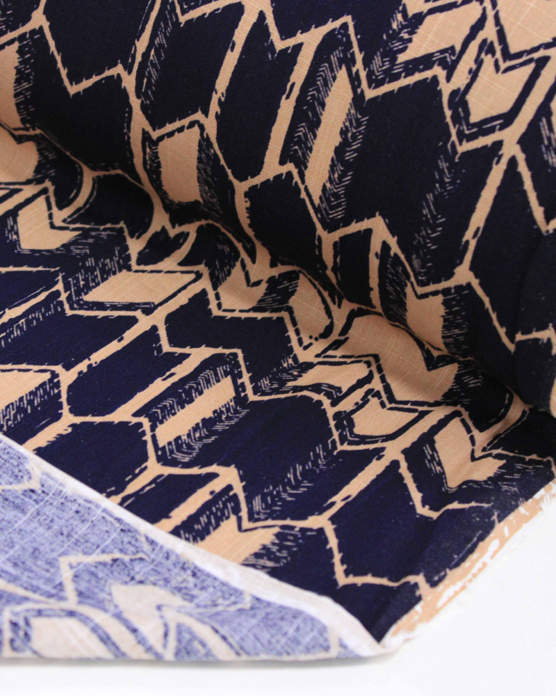 Tecido Viscose Texturizada Chevron Irregular Nude e Azul Marinho