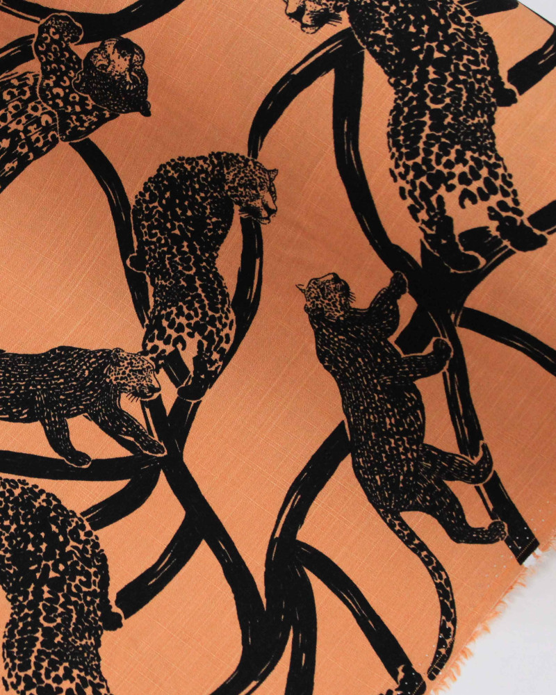 Tecido Viscose Texturizada Onças Pintadas Preto e Argila