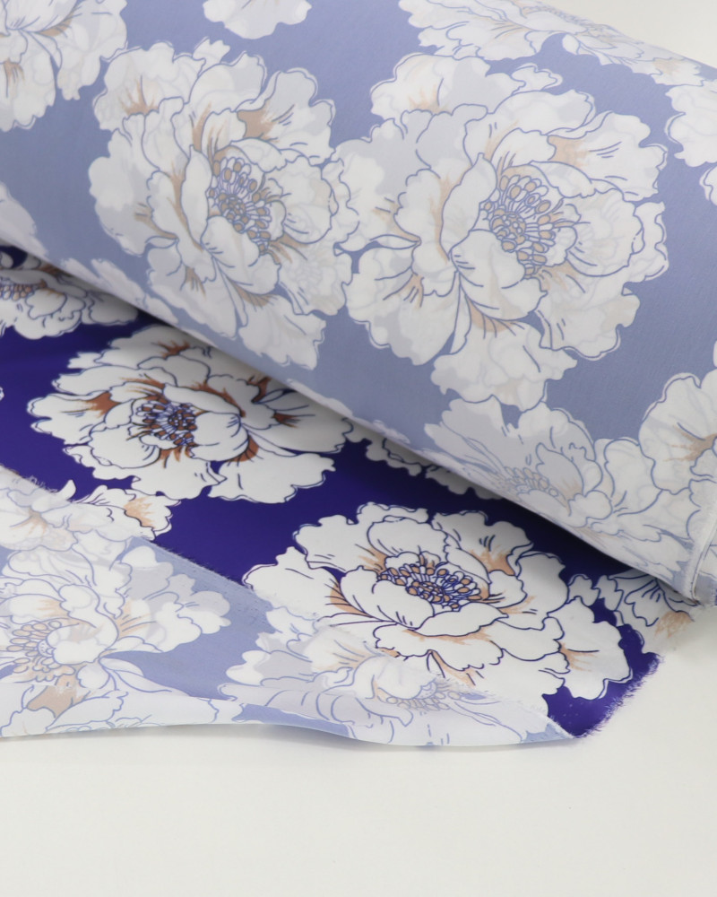 Tecido Crepe Silk Macro Flores Branco e Violeta (1m)