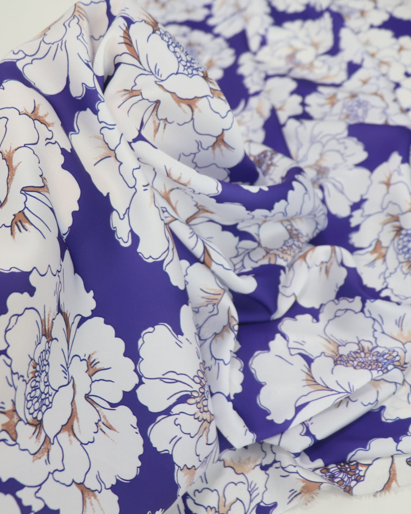 Tecido Crepe Silk Macro Flores Branco e Violeta