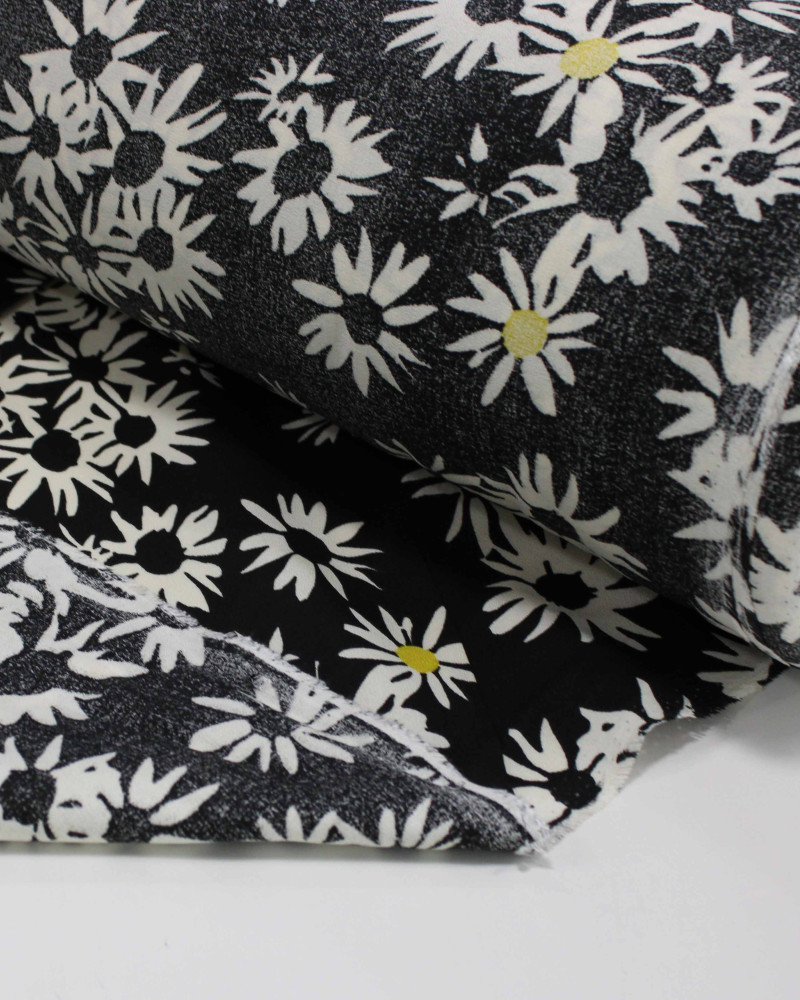 Tecido Crepe de Viscose Tapete Floral Offwhite e Preto