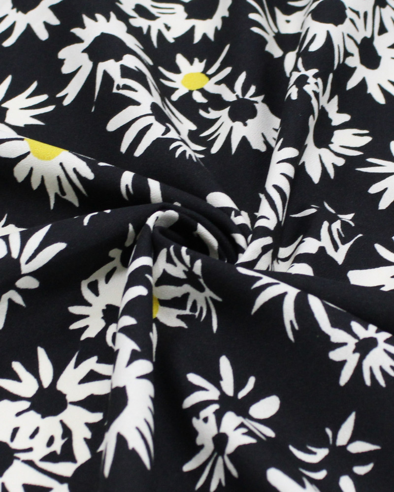 Tecido Crepe de Viscose Tapete Floral Offwhite e Preto