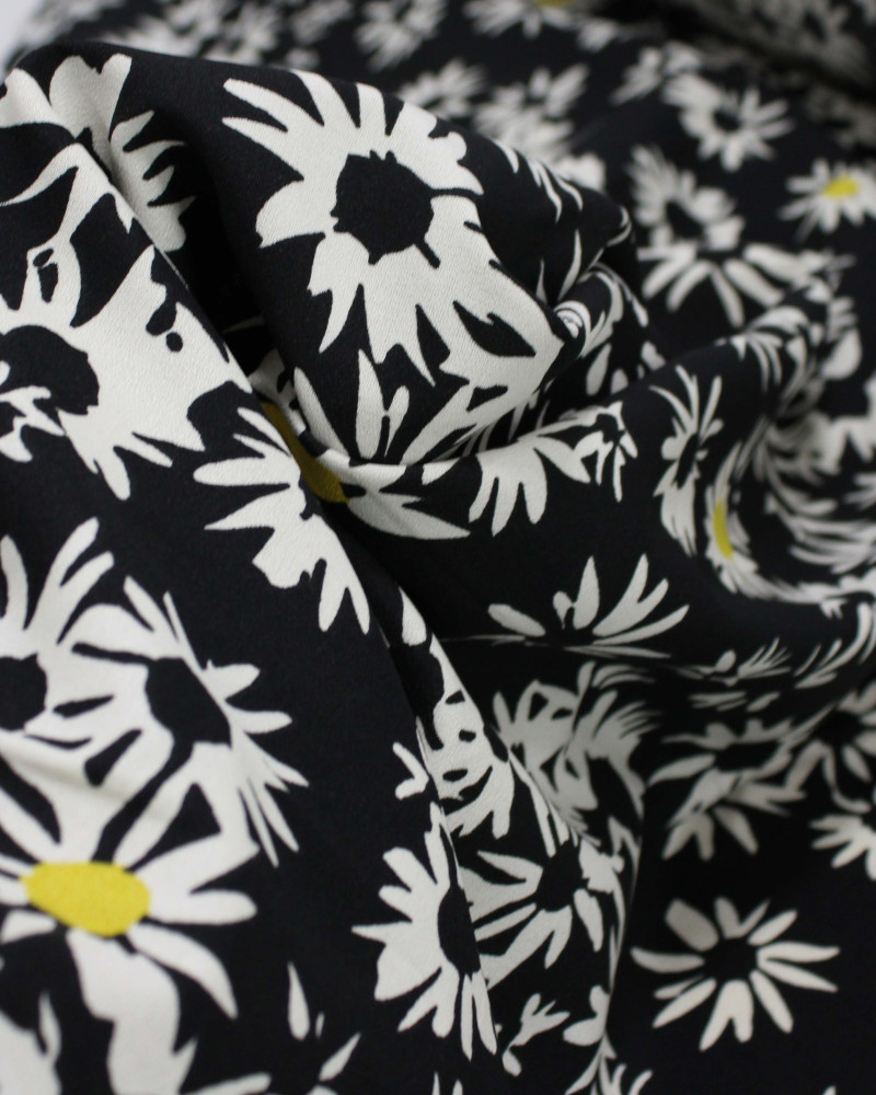 Tecido Crepe de Viscose Tapete Floral Offwhite e Preto