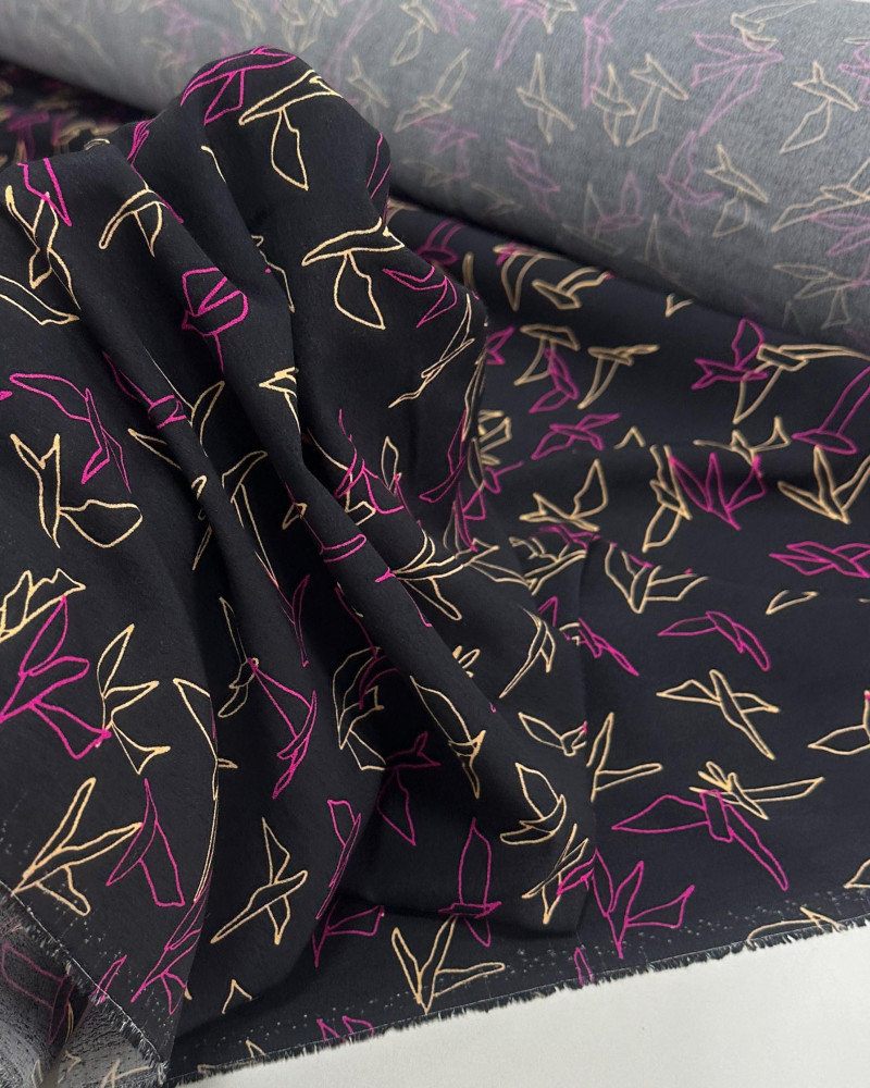 Tecido Crepe de Viscose Pássaros Abstratos Pêssego, Rosa e Preto