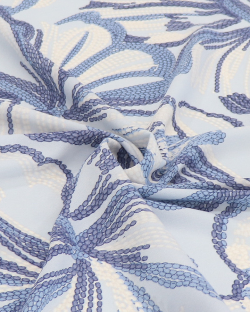 Tecido Crepe Koshibo Leve Macro Flores Pontilhadas Branco e Tons de Azul