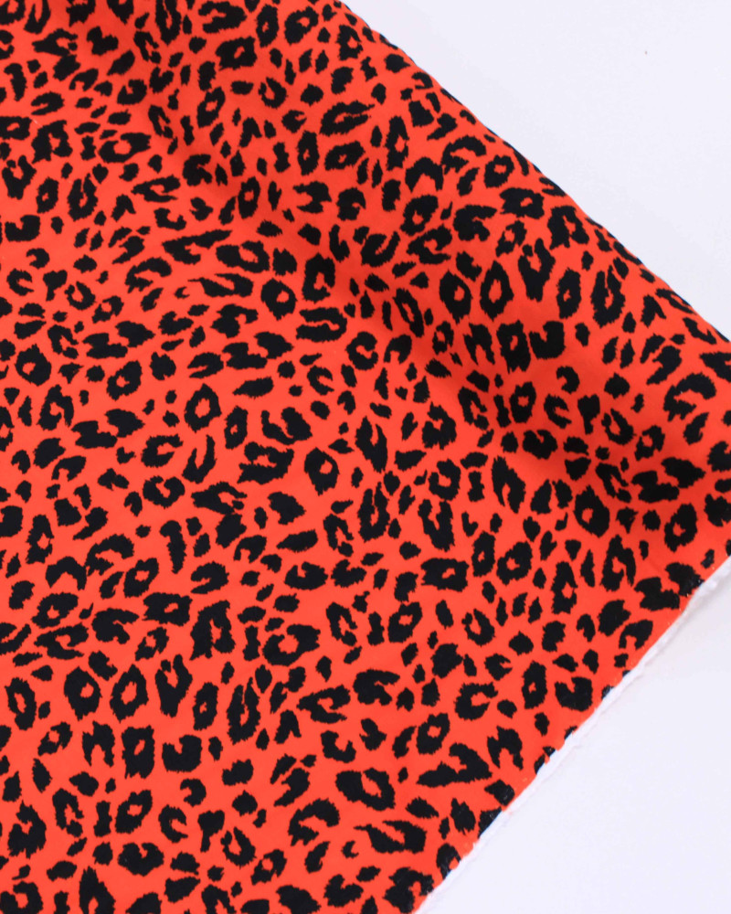 Tecido Viscose Acetinada Italiano Animal Print Preto e Vermelho