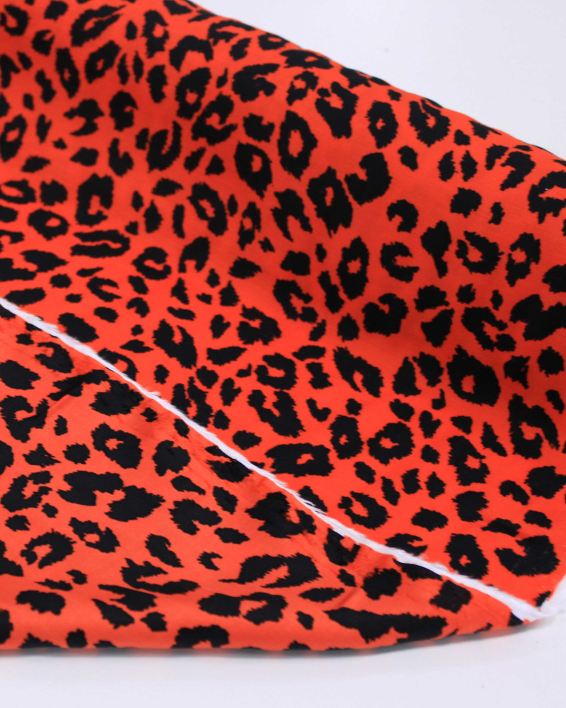 Tecido Viscose Acetinada Italiano Animal Print Preto e Vermelho