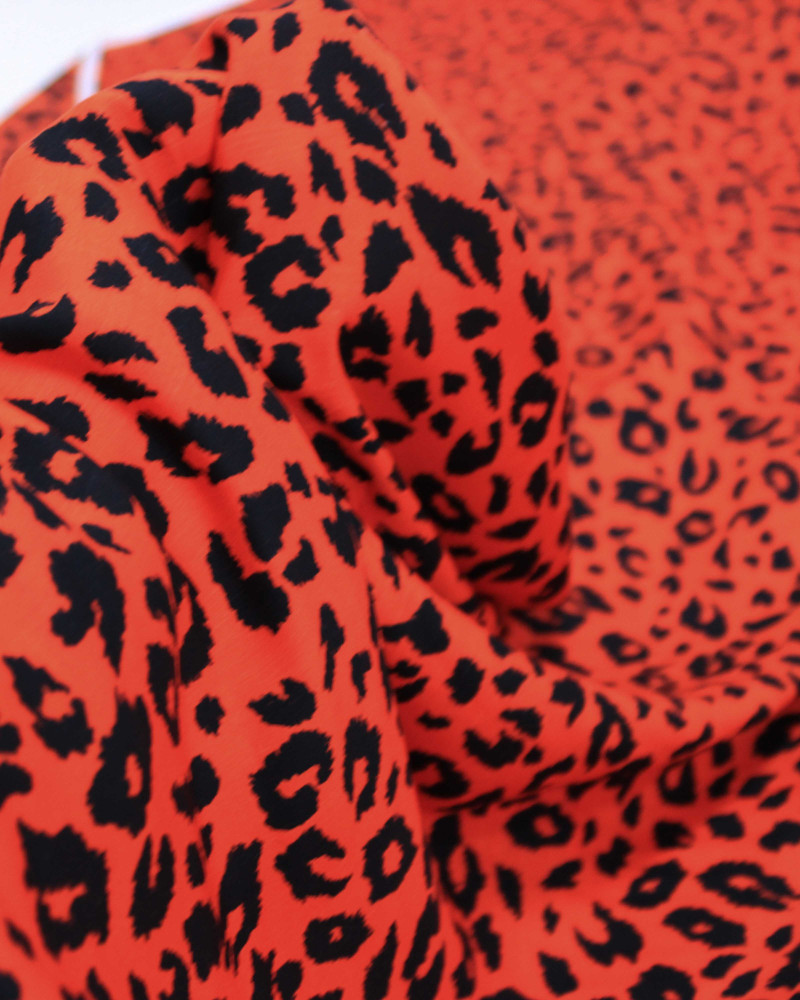 Tecido Viscose Acetinada Italiano Animal Print Preto e Vermelho