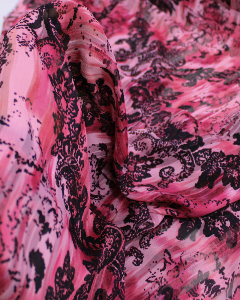 Tecido Crepe Chiffon Brocado Arabesco em Ramos Preto e Tons de Rosa