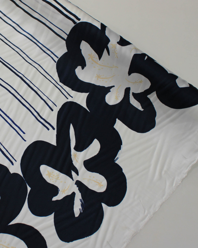 Tecido Crepe Silk Italiano Barrado Macro Floral e Listras Verticais Azul Marinho e Branco