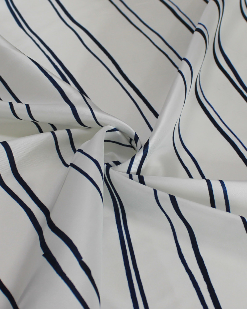 Tecido Crepe Silk Italiano Barrado Macro Floral e Listras Verticais Azul Marinho e Branco