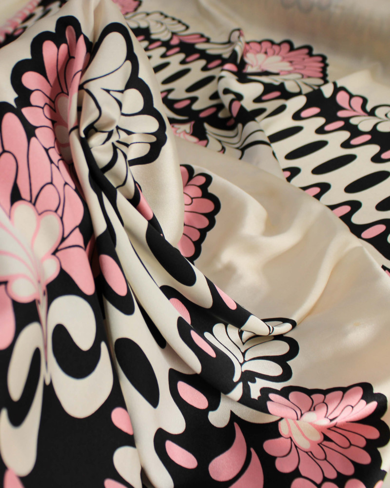 Tecido Crepe Silk Italiano Barrado Vertical Abstrato Rosa, Preto e Creme