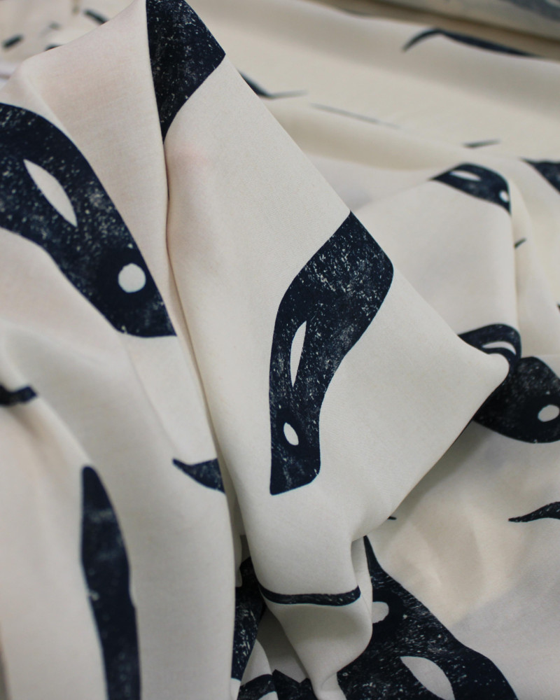 Tecido Viscose Premium Barrado Sardine Decrescente Azul Marinho Noite e Offwhite