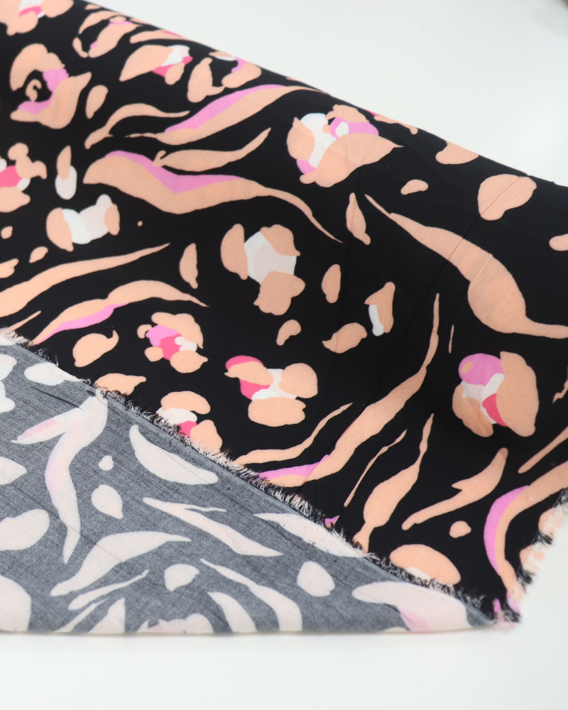 Tecido Viscose Estampa Figuras Abstratas Salmão, Rosa e Preto