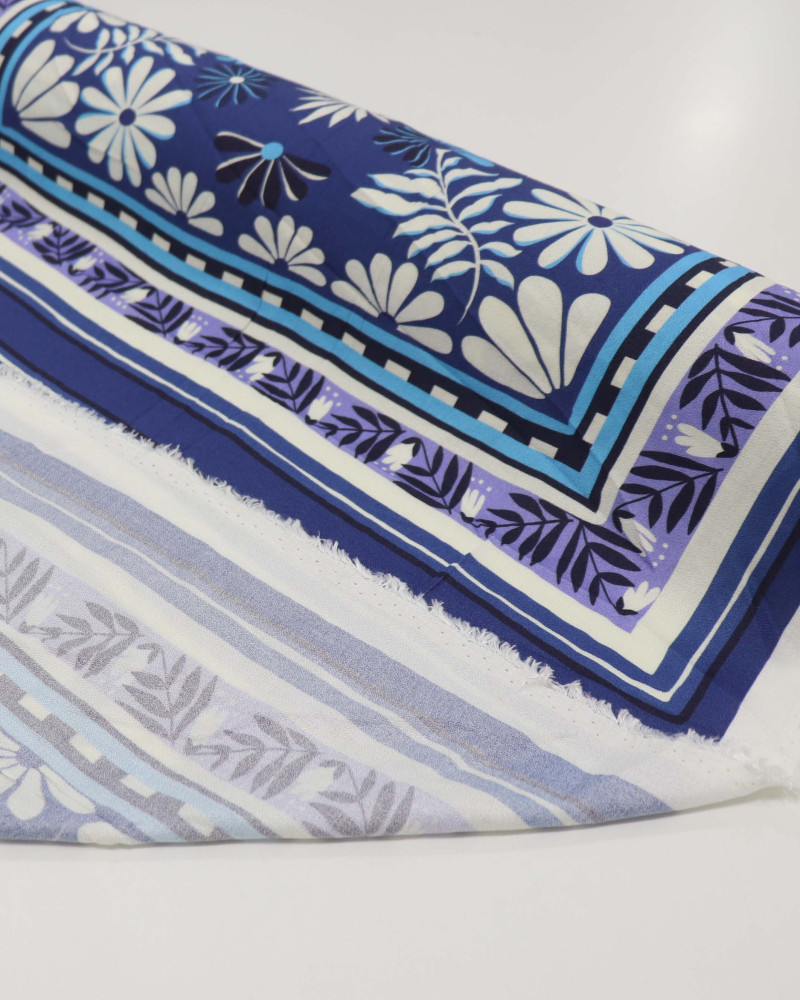 Tecido Crepe de Viscose Estampa Lenço Flores e Ramos Offwhite e Azul