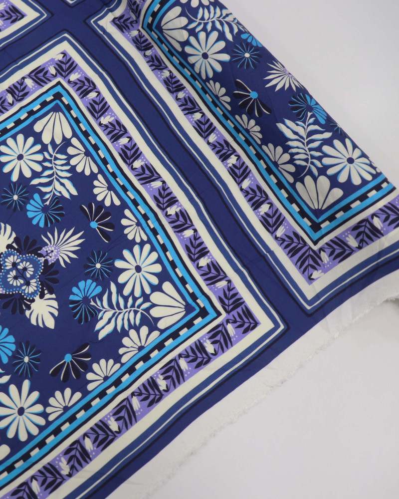 Tecido Crepe de Viscose Estampa Lenço Flores e Ramos Offwhite e Azul