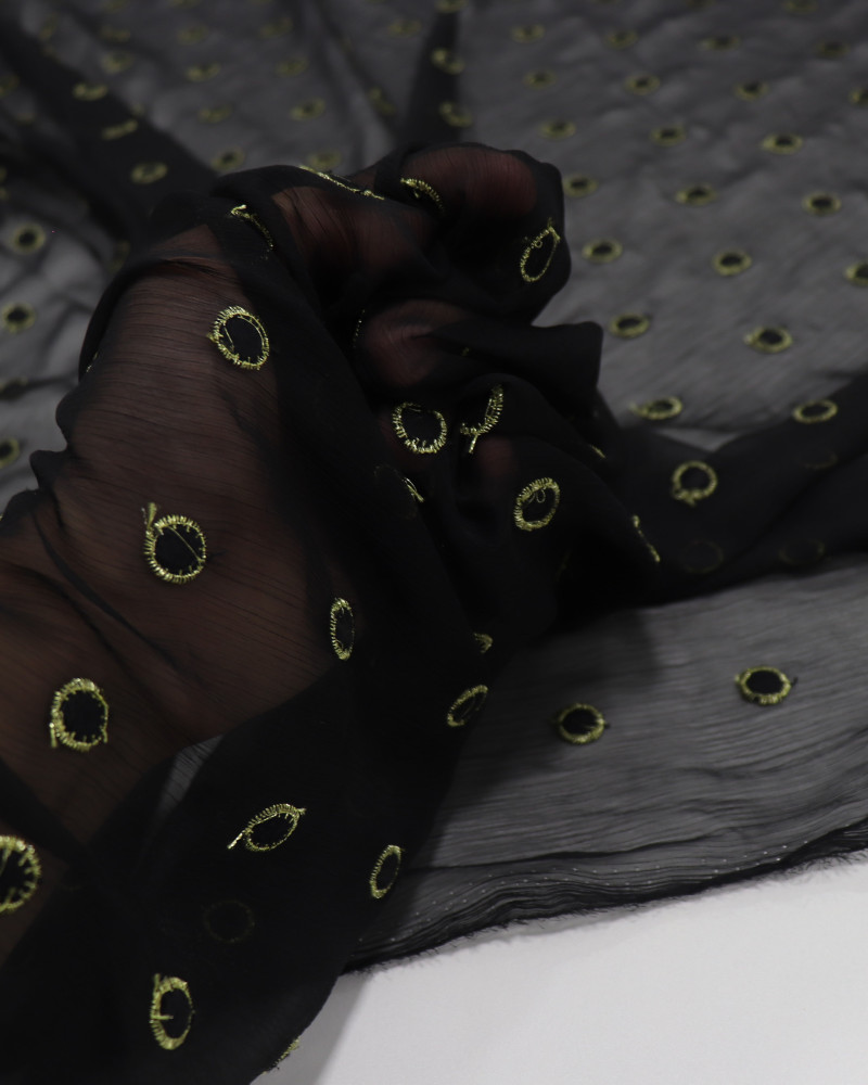 Tecido Crepe Chiffon Texturizado Com Bordados Poá Dourado e Preto
