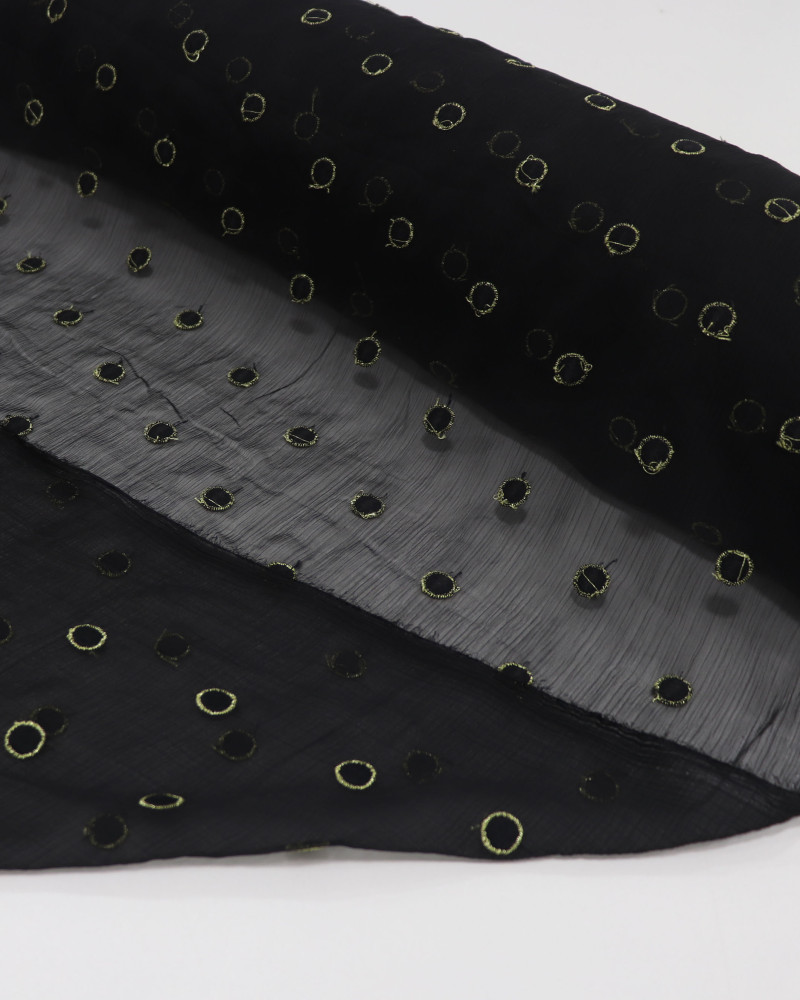 Tecido Crepe Chiffon Texturizado Com Bordados Poá Dourado e Preto