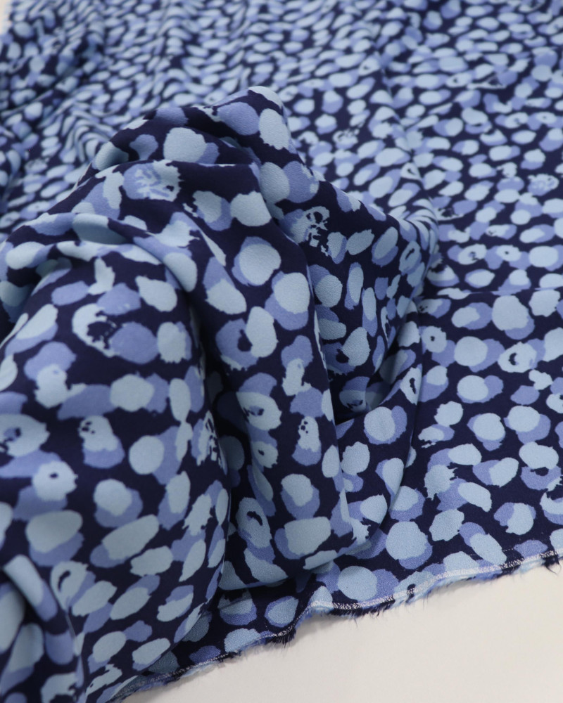 Tecido Crepe de Viscose Geométrico Irregular Sobreposto Tons de Azul