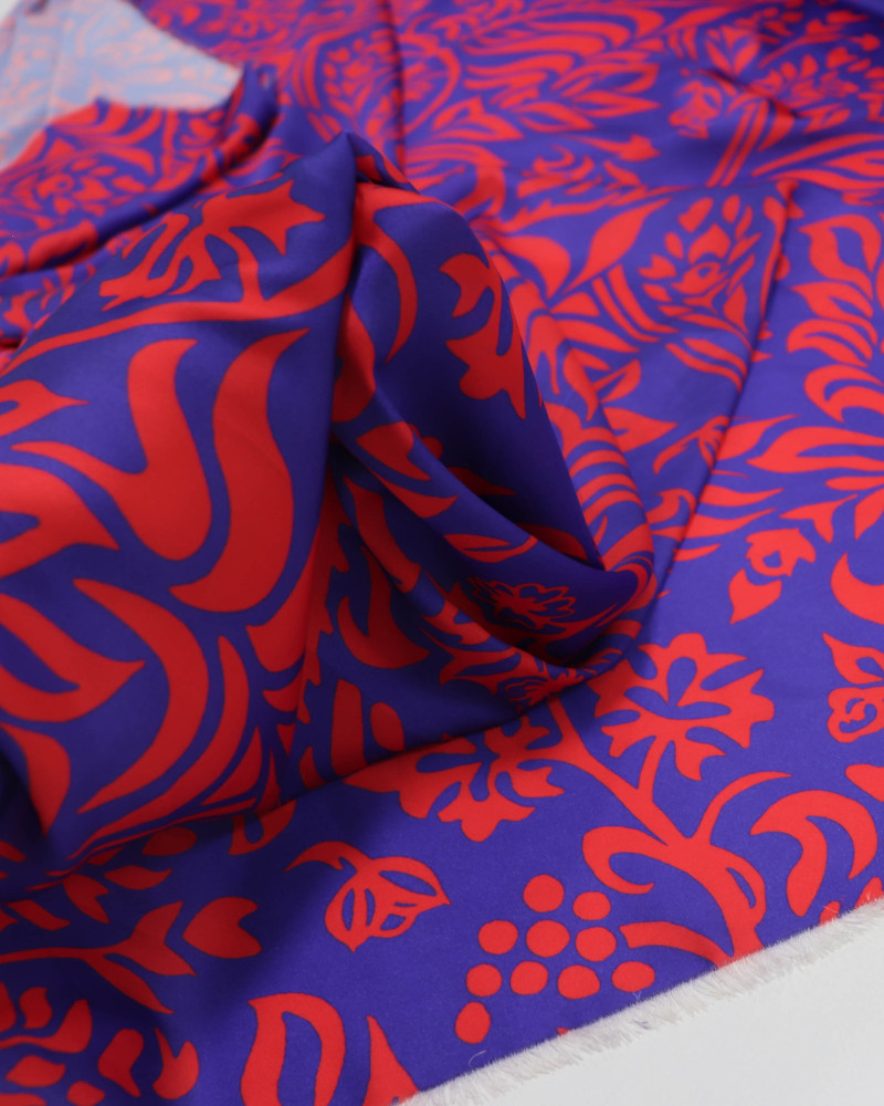 Tecido Crepe Silk Macro Folhagens Vermelho e Azul Royal