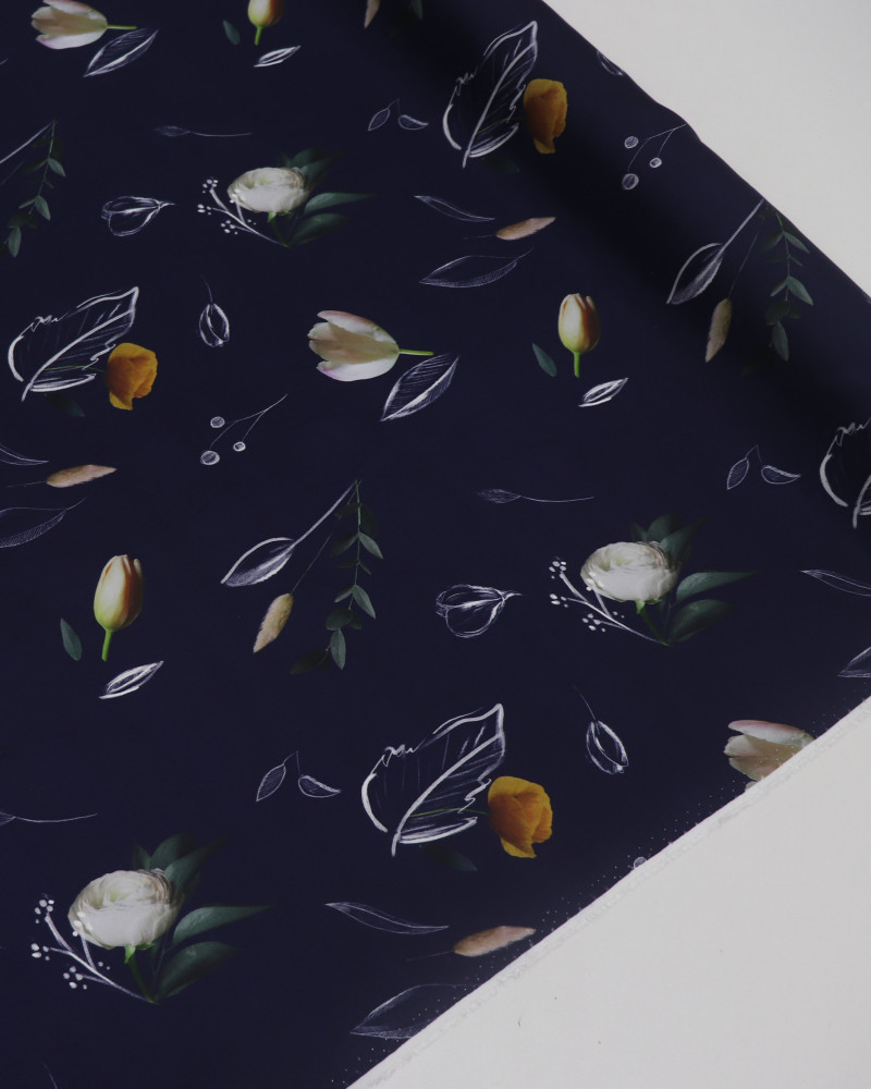 Tecido Crepe Silk Fino Italiano Flores e Rascunhos Colorido e Azul Marinho