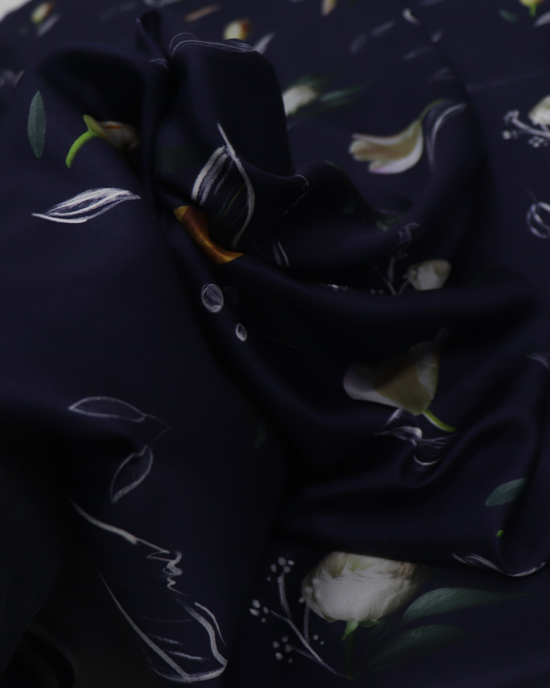 Tecido Crepe Silk Fino Italiano Flores e Rascunhos Colorido e Azul Marinho