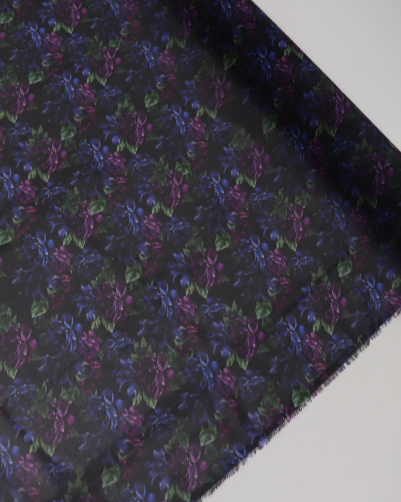 Tecido Crepe Chiffon Italiano Tapete Floral Roxo, Azul e Preto