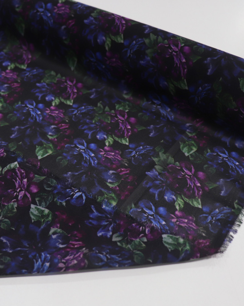 Tecido Crepe Chiffon Italiano Tapete Floral Roxo, Azul e Preto