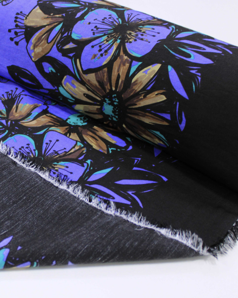 Tecido Viscose Mista com Poliamida Grosso Barrado Floral Bege, Preto e Azul